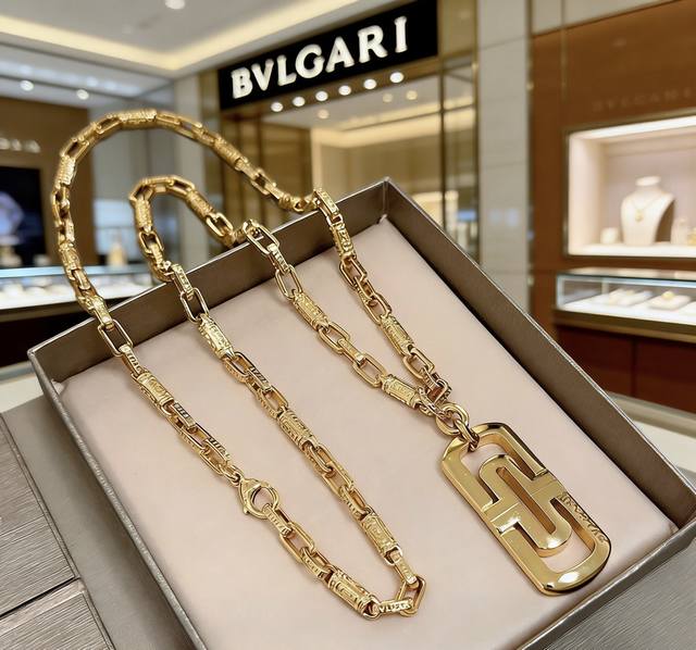 Bulgari necklace in V gold. From the Bulgari Divas' Dream collection, this neckl