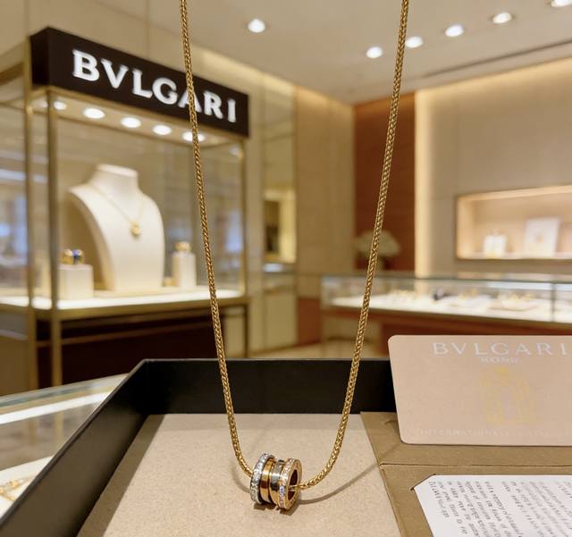 Bulgari necklace in V gold. From the Bulgari Divas' Dream collection, this neckl
