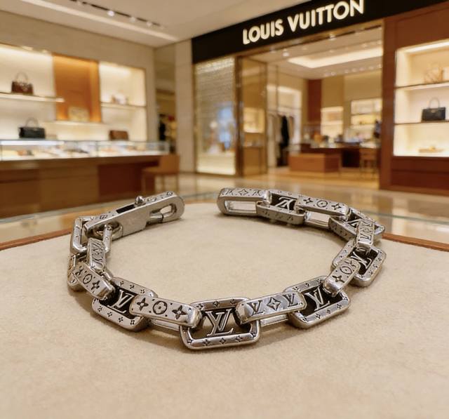 High-quality Louis Vuitton LV bracelet, thick style, original single item, new b