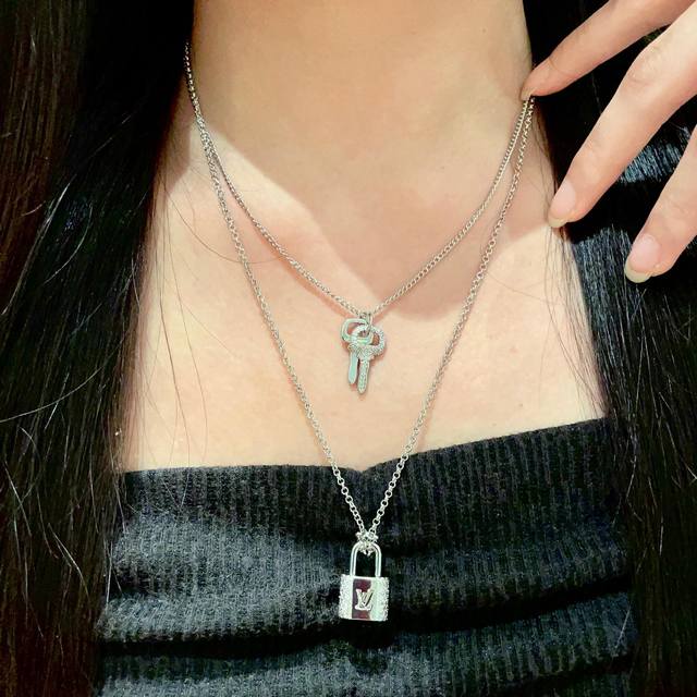 Louis Vuitton double-layer necklace features a classic floral pattern with a dou