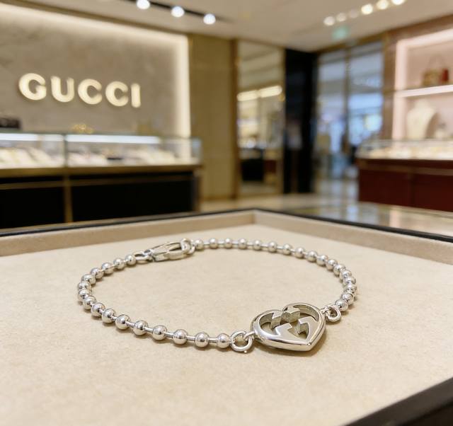 Newly released 2026 unisex Gucci bracelet. A classic and exquisite design, the s