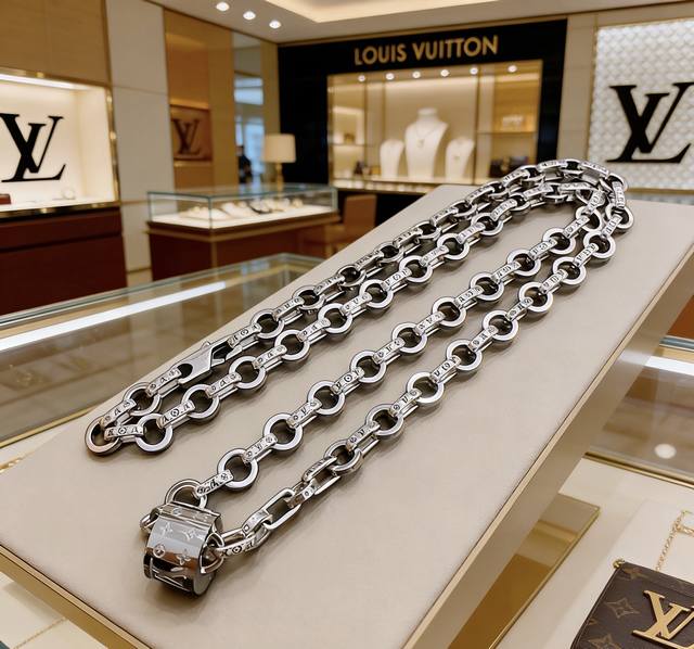 Louis Vuitton LV necklace, original quality, new boutique design, retro trendy f