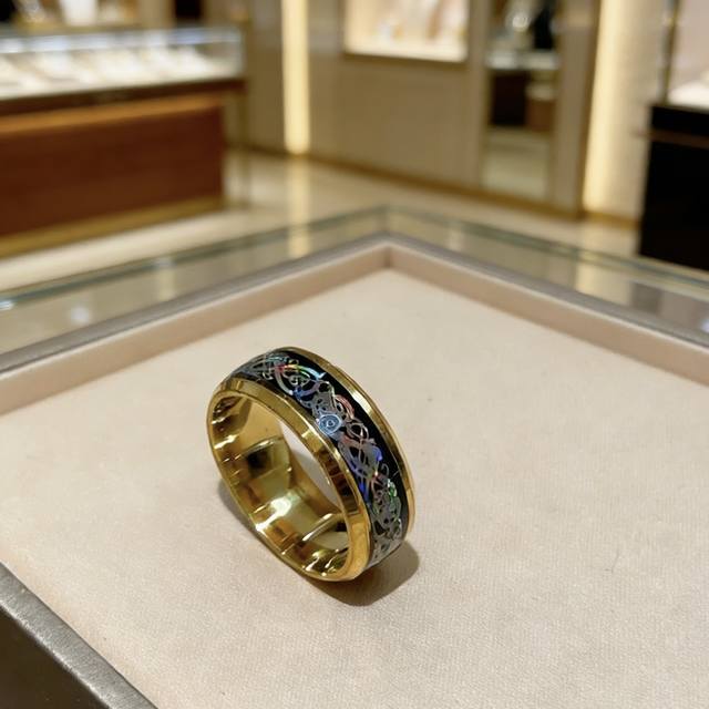 Bulgari necklace in V gold. From the Bulgari Divas' Dream collection, this neckl