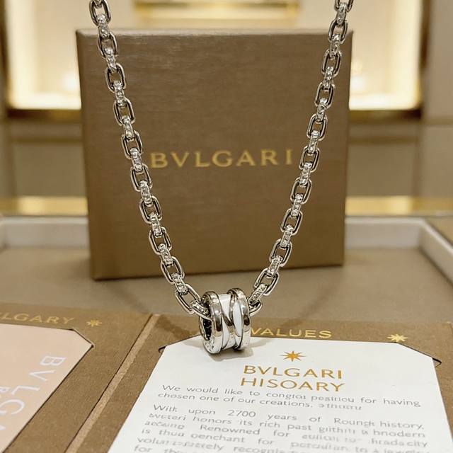 Bulgari necklace in V gold. From the Bulgari Divas' Dream collection, this neckl