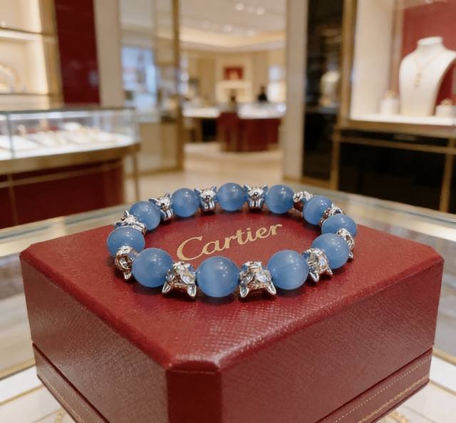 in V-gold is in perfect condition with impeccable details. The unique color is f