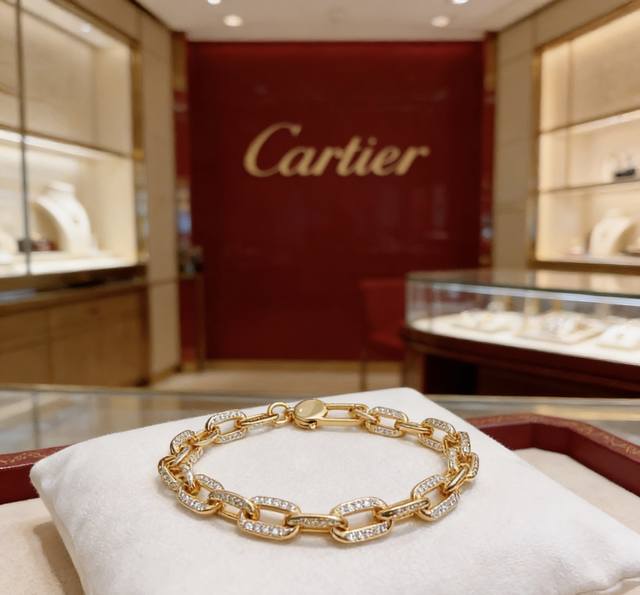 This new Cartier diamond-encrusted bracelet in V-gold is in perfect condition, w