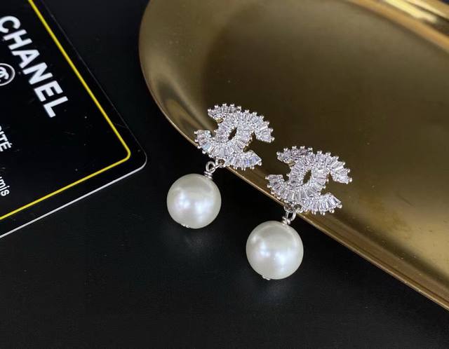 Selling like hotcakes! Chanel's latest square diamond teardrop pearl letter earr