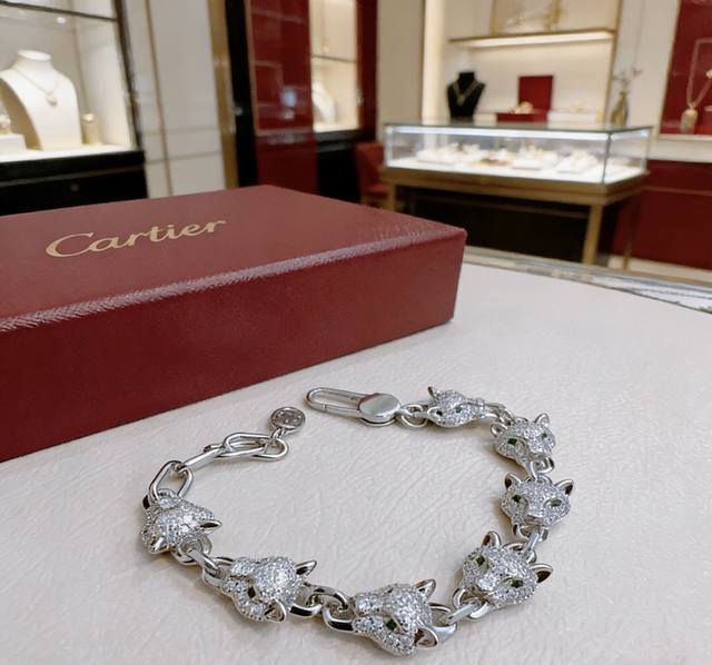 Cartier bracelet/bangle in V gold, in perfect condition with impeccable details.