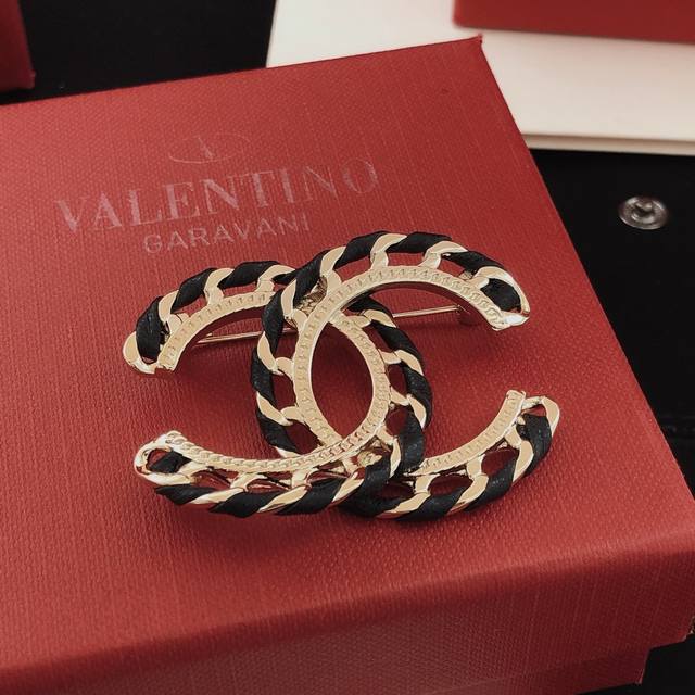 Item No. Xxz0217 Ch*Nel latest hollow leather brooch, identical to the original