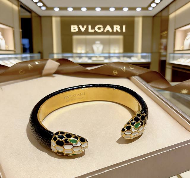 Bulgari Serpenti Viper bracelet, featuring a perfectly polished serpent head des