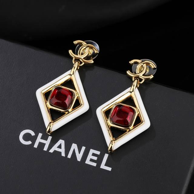 Chanel's new earrings are exquisitely crafted in every detail. The design is abs