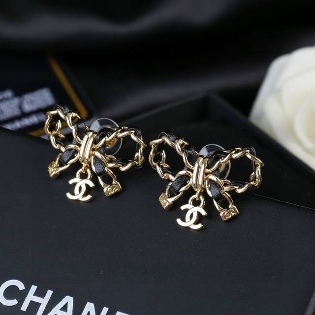 Chanel New Bow Earrings, made of lambskin. Every detail is exquisitely crafted.
