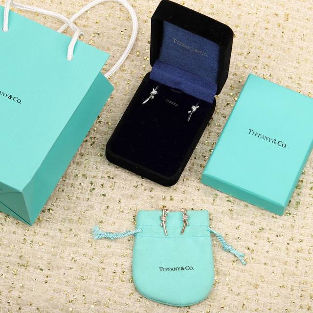 205951 We produce small Knot earrings, custom-made with real gold and diamonds.