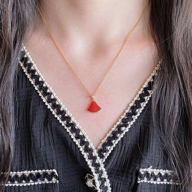 Bulgari classic fan-shaped skirt necklace, high-quality original buckle, origina