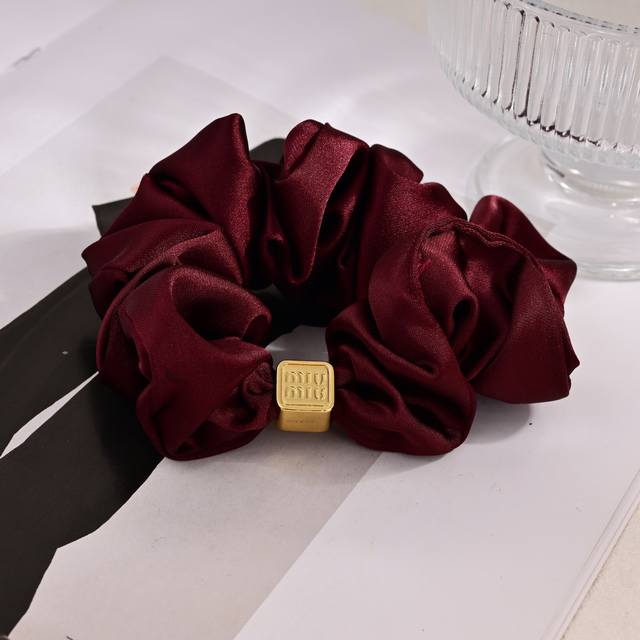 Z Batch Version Miumiu Hair Tie: Elegant and sophisticated design, exquisite cra