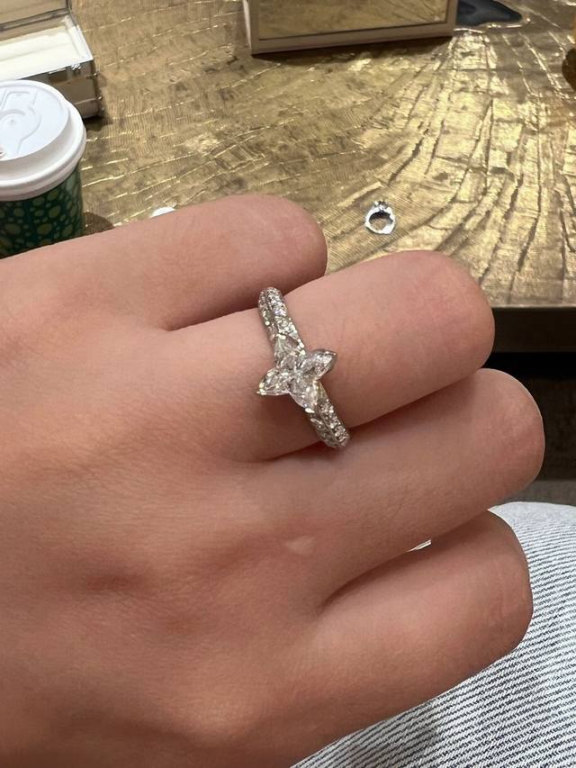 We offer a cut star-shaped full-diamond ring, custom-made in 18K gold and with r