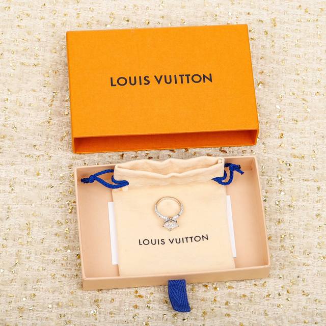 We offer a cut star-shaped full-diamond ring, custom-made in 18K gold and with r