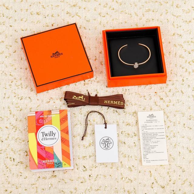 We produce pig nose bracelets Zp60,000+, customizable with real gold and diamond