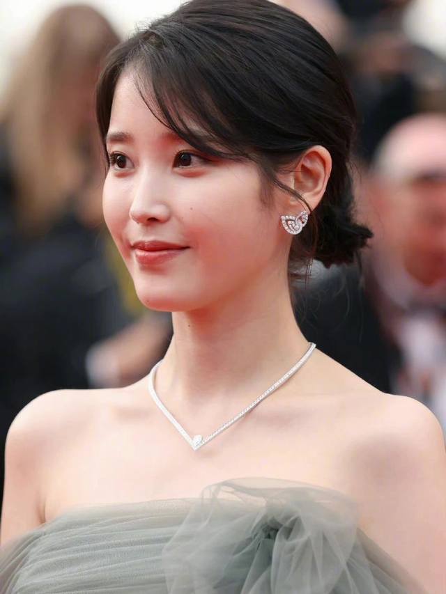 We produce teardrop earrings, custom-made with genuine gold and diamonds. We onl