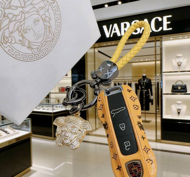 New Versace Keychain Bag Buckle Latest Bag Charm Higher Grade Celebrity Style An