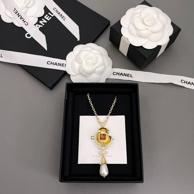 Our product, the Brown Stone Gold Flower Teardrop Bead Necklace Z 7600, is incre