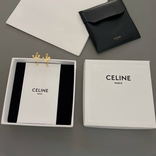 Our C Anchor Earrings Z 3450 are absolutely stunning! This anchor-shaped design