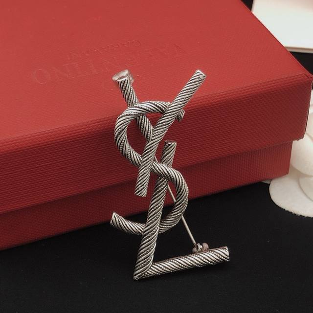 Item No. Yxz0019 A must-have YSL brooch for autumn and winter. A brooch that sui