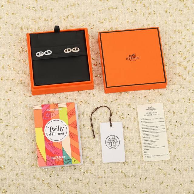 We produce pig nose full diamond stud earrings, customizable with real gold and