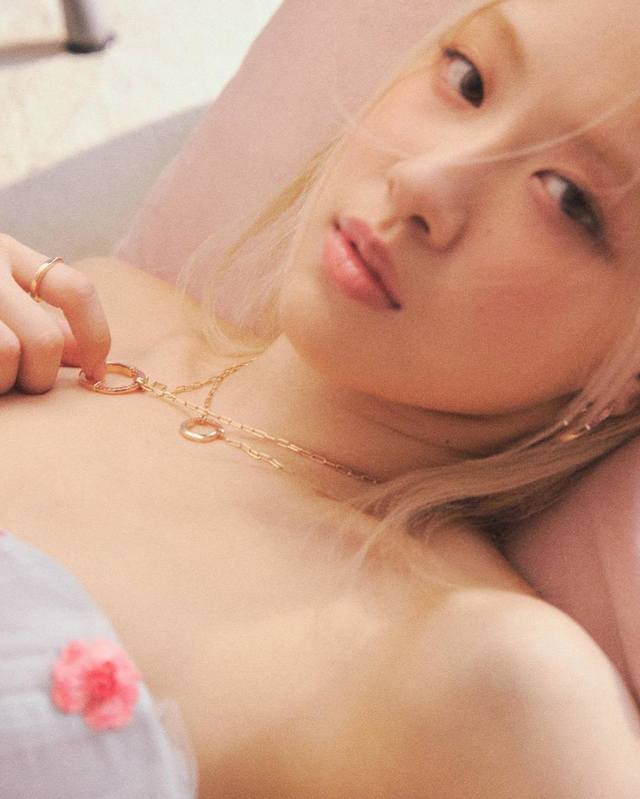 We produce the Lock medium-sized necklace, custom-made with genuine gold and dia