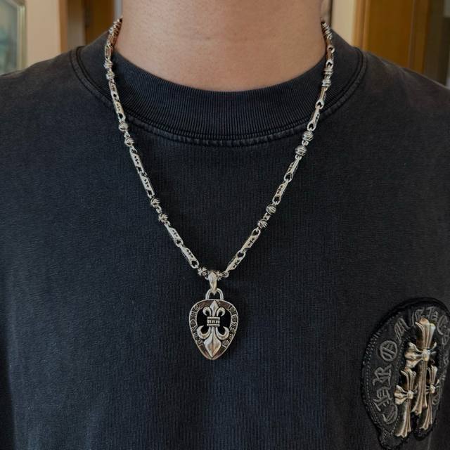 New boutique quality Chrome Hearts classic retro skull necklace with heart-shape