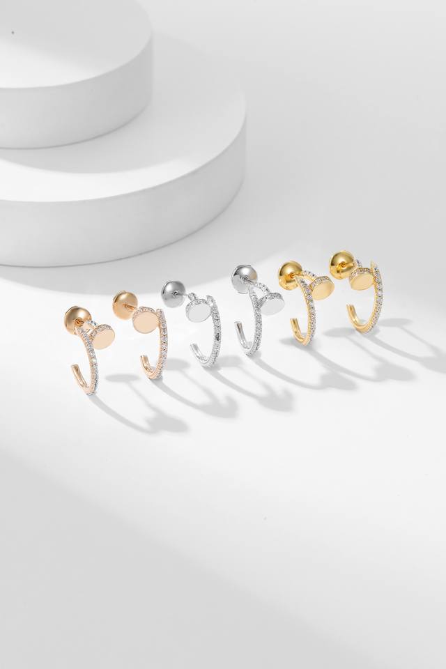 Nail Z-batch version with diamonds, perfectly shipped. The details are extremely