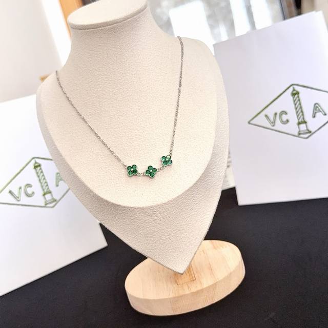 Exquisite Original Van Cleef & Arpels Four-Leaf Clover Necklace, a classic desig