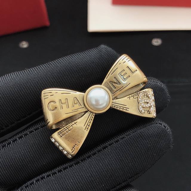 Item No. Xxz0251 Ch*Nel latest bow brooch, identical to batch Z, brass material