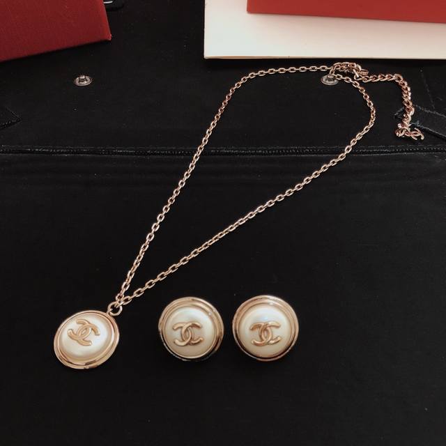 Item No. Xxl0033 Ch*Nel's latest round necklace, identical to batch Z, made of b