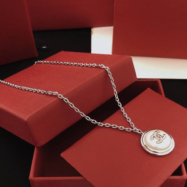 Item No. Xxl0132 Ch*Nel's latest round necklace, identical to batch Z, made of b