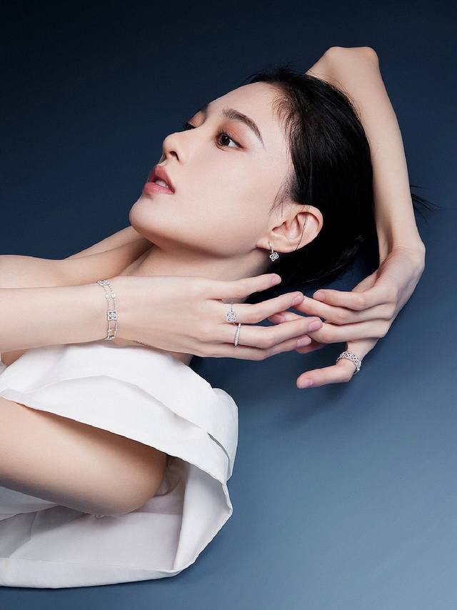 We produce lotus bracelets, customizable with genuine gold and diamonds. We only