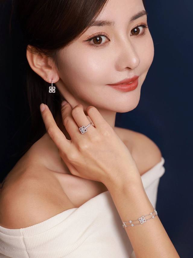 We produce lotus bracelets, customizable with genuine gold and diamonds. We only