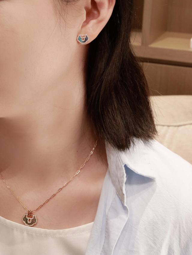 We produce Ruyi lock earrings, custom-made with genuine gold and diamonds. We on