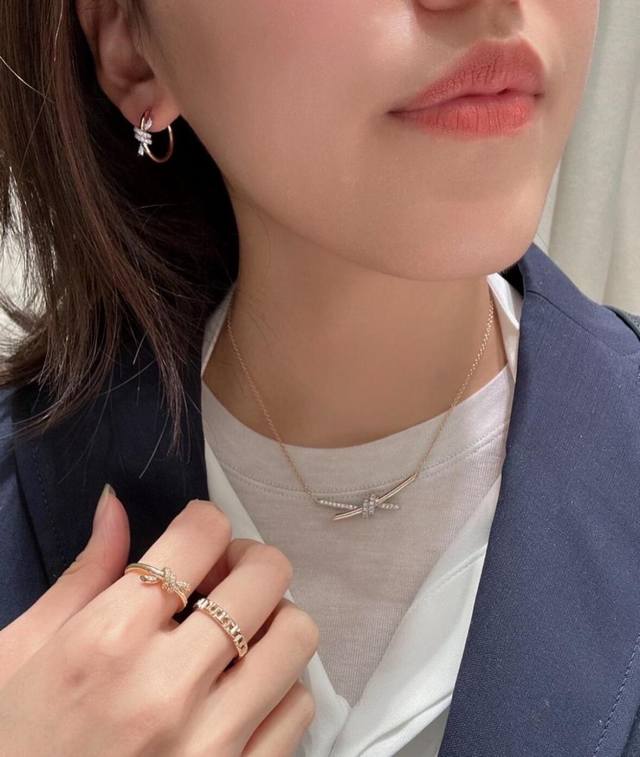 Sterling Silver Champagne Gold Silver V Gold Champagne Gold Silver We produce Kn